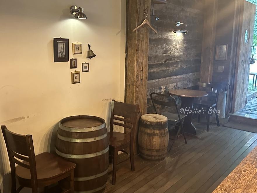延南洞 McCOY's cafe 店內木屋風格2人座位