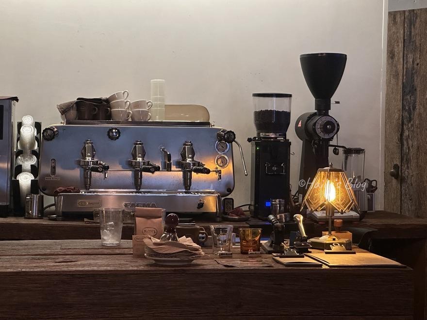延南洞 McCOY's cafe 店內木屋風格咖啡機