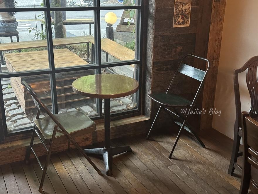 延南洞 McCOY's cafe 店內木屋風格窗邊座位